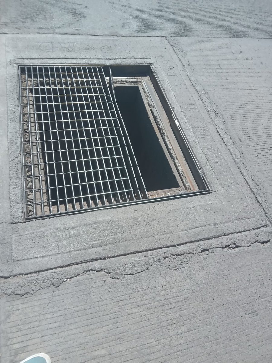 EvelinCre's tweet photo. @municipio_leon #Obras @_enlinea @atencionaleon oye... quién pagara la reparación de mi auto? Resulta que la  coladera esta abierta y no hay señalamientos. La auspensión se dañó, se abrio mi llanta, dañó mi rin. Con quién me dirijo de sus obras para que me paguen los daños? https://t.co/mYUctffHHF