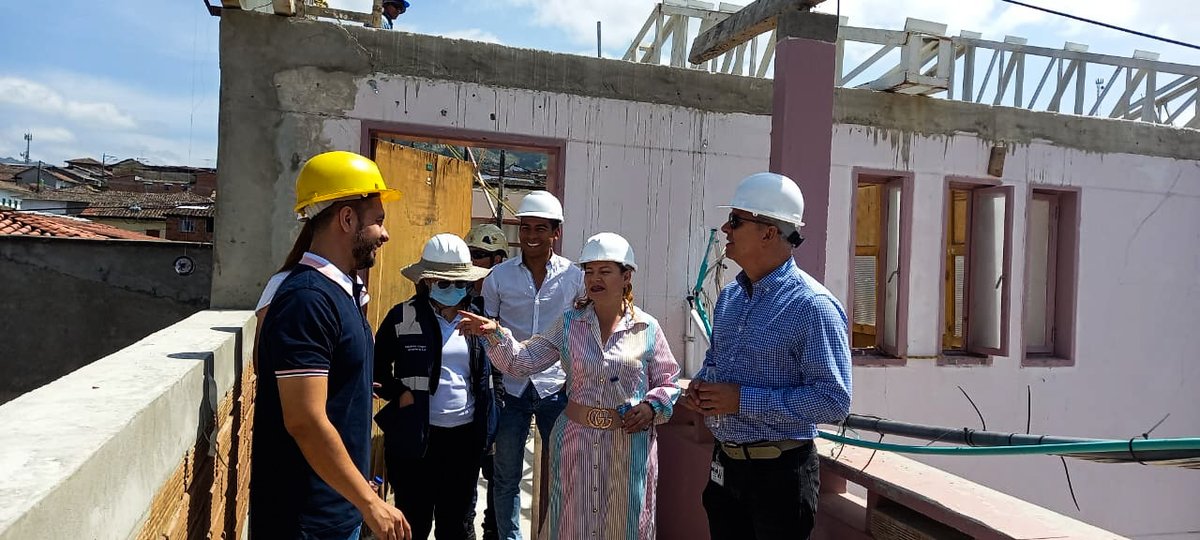SecEducacionAnt's tweet photo. Nuestro director de infraestructura física educativa, realizó visita de obra en la I.E Escuela Normal Superior del municipio de Abejorral. ¡Vamos muy bien!

@jgiraldoc https://t.co/uJq5UOnTrj