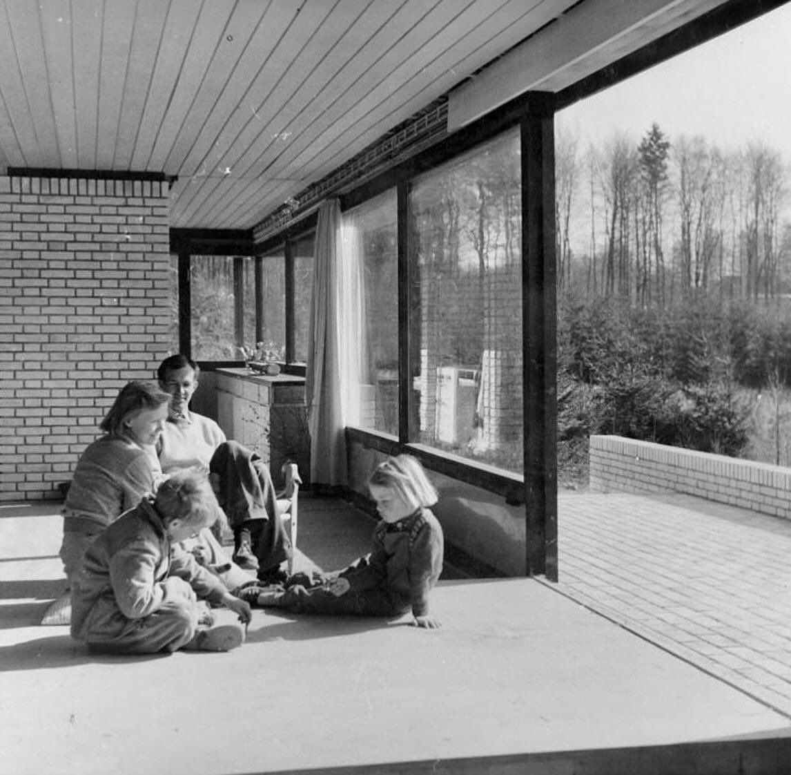 Casa Utzon, proyectada en 1952 como casa particular para el y su familia por Jørn Utzon, en Hellebæk, Dinamarca.

#Utzonhouse #Dinamarca #JørnUtzon #midcenturyhomes