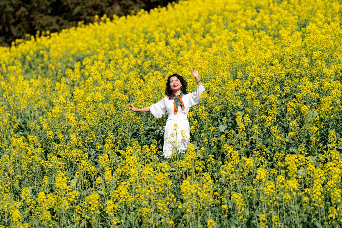 ChinaDaily's tweet photo. #ChinaCanvas Tourists enjoy the cole flower fields in Luoping county, Southwest China's Yunnan province. https://t.co/DzFWD8ilGh