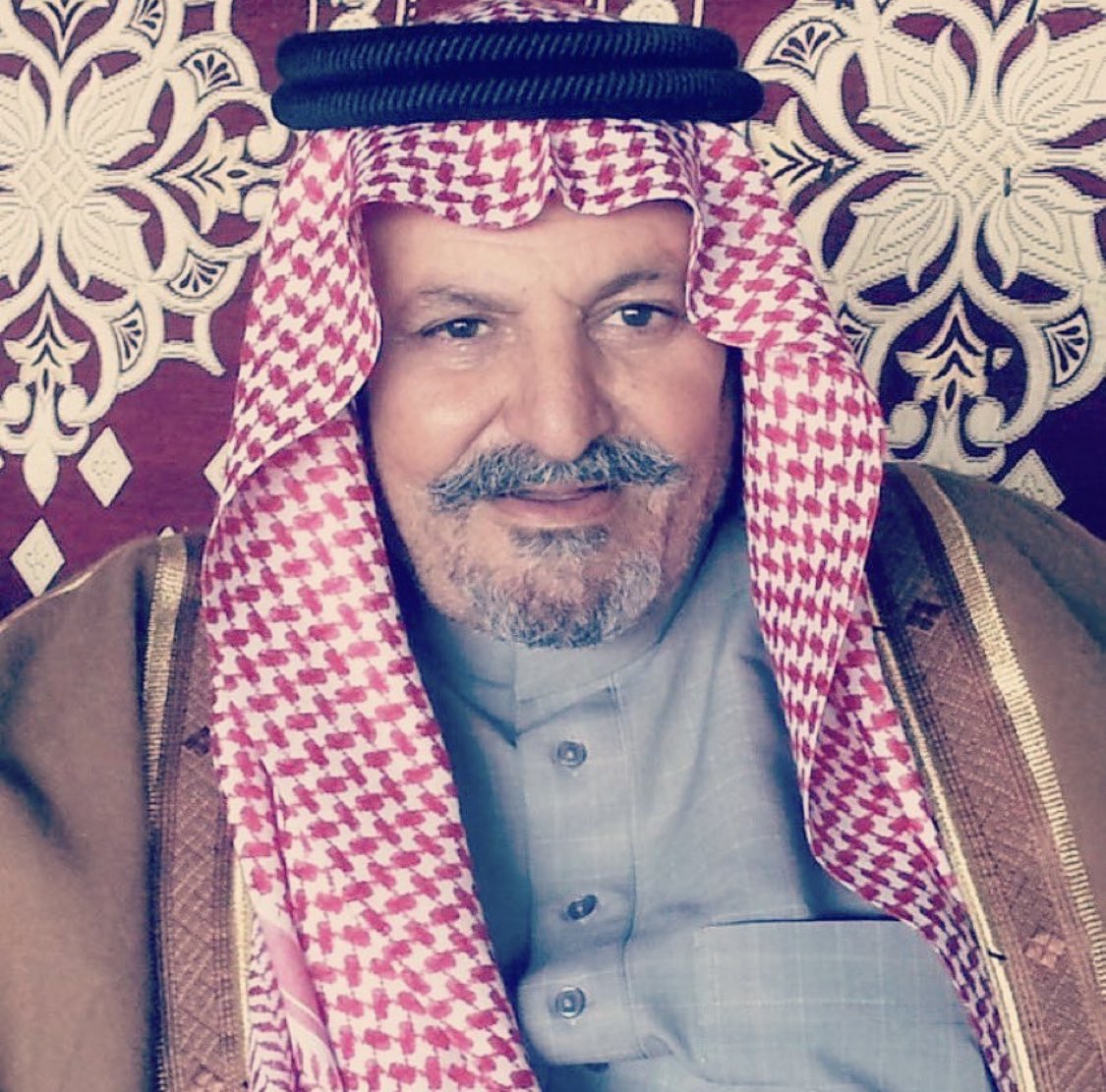 Radaralqalta's tweet photo. ياللي بشعرك عن شعورك تكلّم
نق الكلام اللي له النفس ترتاح

وأطلع على سلّم وحوّل بـ سلّم
ولاتفتح البيبان من غير مفتاح

وجرحك على جرح الجروح يتألم
وتأخذ دواء دكتور من عند جراح

تلقـاه جـاهز والطبيب متولم
وجنب الجمل صبار والتيس نطاح https://t.co/zf3kjpyznz