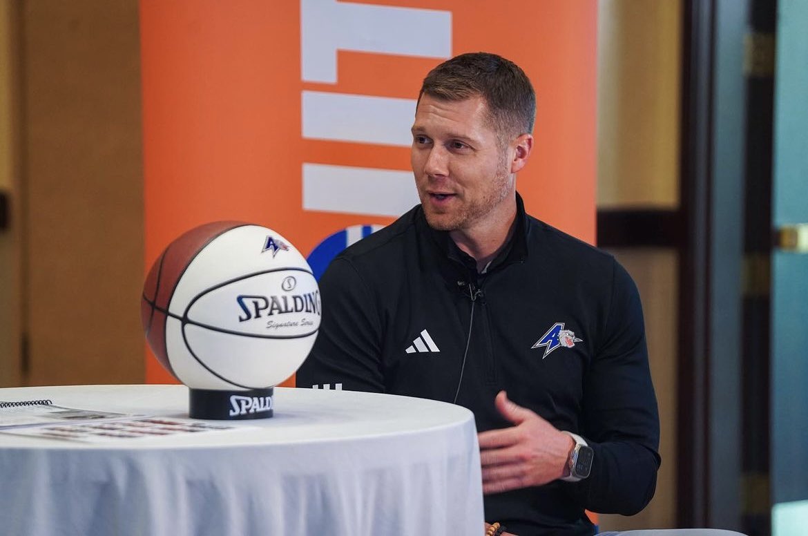 BossmanShow's tweet photo. Check out our interview with @UNCAvlMBB Coach @CoachMMorrell.
#BossmanShow #CBB #UNCAvl #ALLinAVL #IWWD #Bulldogs #BigSouthMBB #Basketball #Leadership #Coaching #Community #Interview #Relationships
Listen 🎧: https://t.co/tsIR1yJAMq
Watch 📺: https://t.co/Dy9CiZUt7x https://t.co/Bc0yrCIJCG