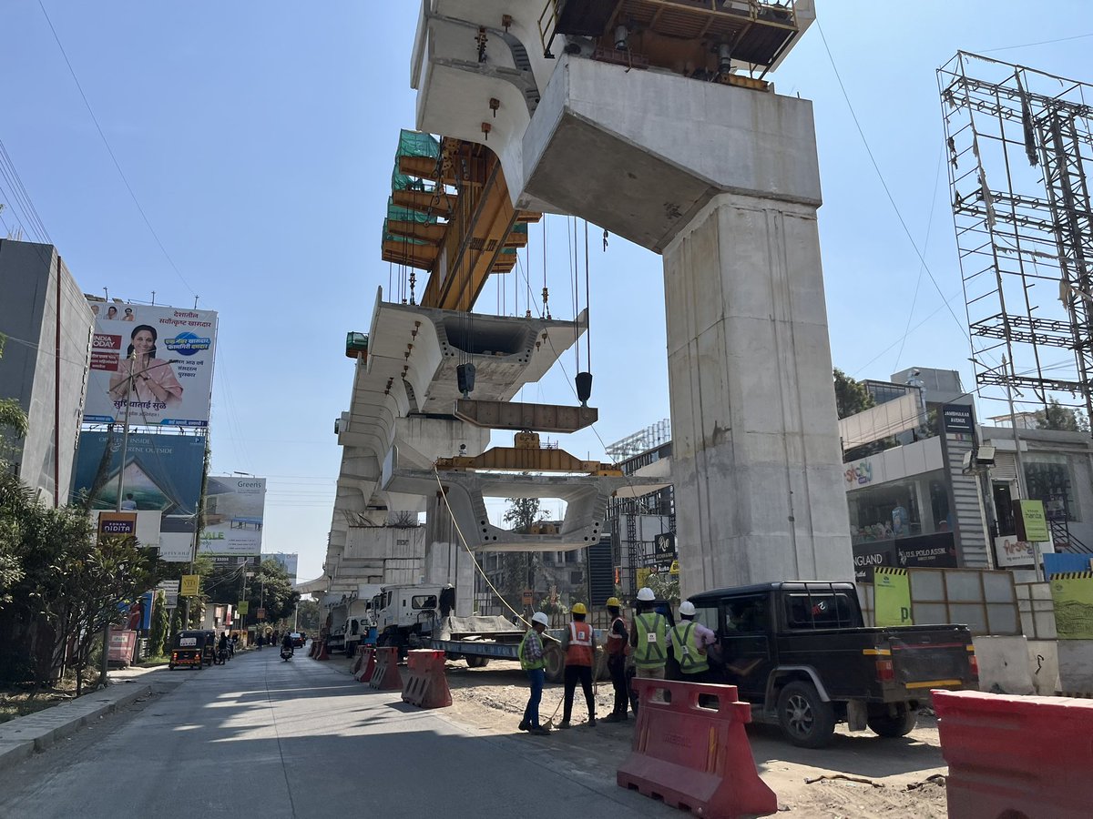 DEVESHS67071822's tweet image. 🚨#PuneMetro - 249 

📍Updates from Shivaji Nagar - Hinjawadi Metro Line 

🔸Trial Runs expected b/w  Wakad and Hinjawadi by Sep 24

🔸Span erection has gained momentum all over the line

🔸Pune University Double Decker Flyover work has gained pace 🚨

@MetroPuneri #Pune #Contd