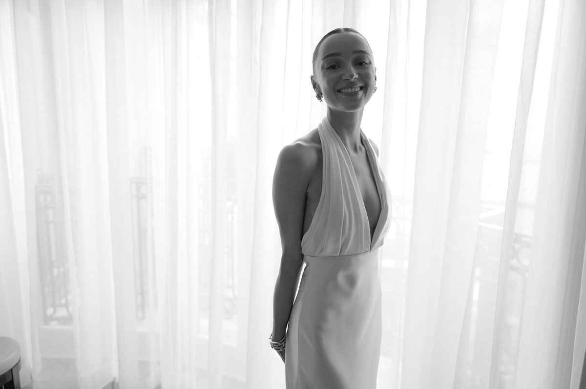 VanityFair's tweet photo. Phoebe Dynevor channeled old Hollywood glamour at Sunday night's #BAFTAs: “It's chic and elegant and…I feel like a woman in it.”

🔗: https://t.co/rjFELnWlNM https://t.co/lU3T3rpZE4