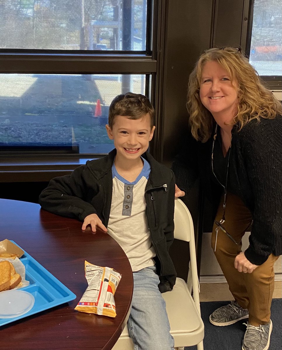M_Wills2329's tweet photo. Lunch with a friend today! K. T. always makes a good lunch date. #PBISReward #jobperk #effortandreward ⁦@DCS_TN⁩ ⁦@Desbears⁩ https://t.co/GIljPe0Z80