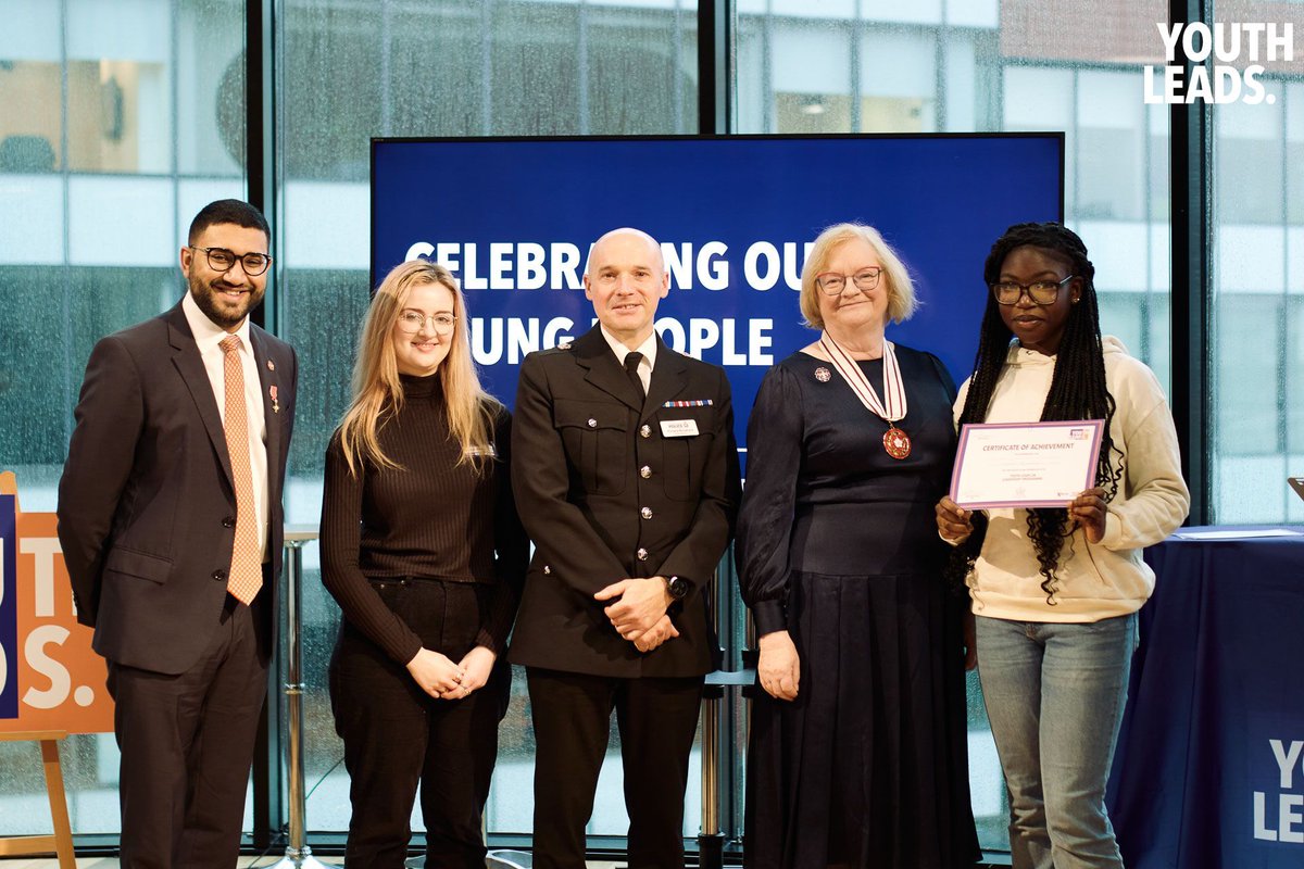 YouthLeadsUK's tweet photo. Did you know today is National Leadership Day?
Here are a few snaps of our young people - meeting the Mayor of Bolton, sharing their thoughts on the purpose of education, and celebrating their achievements alongside dignitaries! πͺ
#NationalLeadershipDay2024 #YLUK #YoungLeaders https://t.co/UJRSxycVE2