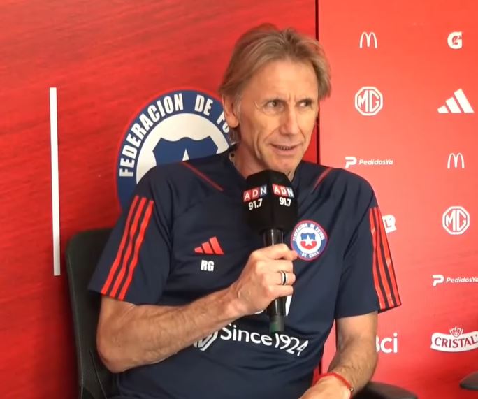 adnradiochile's tweet photo. ⚽️AHORA | Sigue en vivo el mano a mano de #LosTenores con el nuevo entrenador de la selección chilena, Ricardo Gareca https://t.co/VfMpjTbSVn https://t.co/czEjlqMFJS