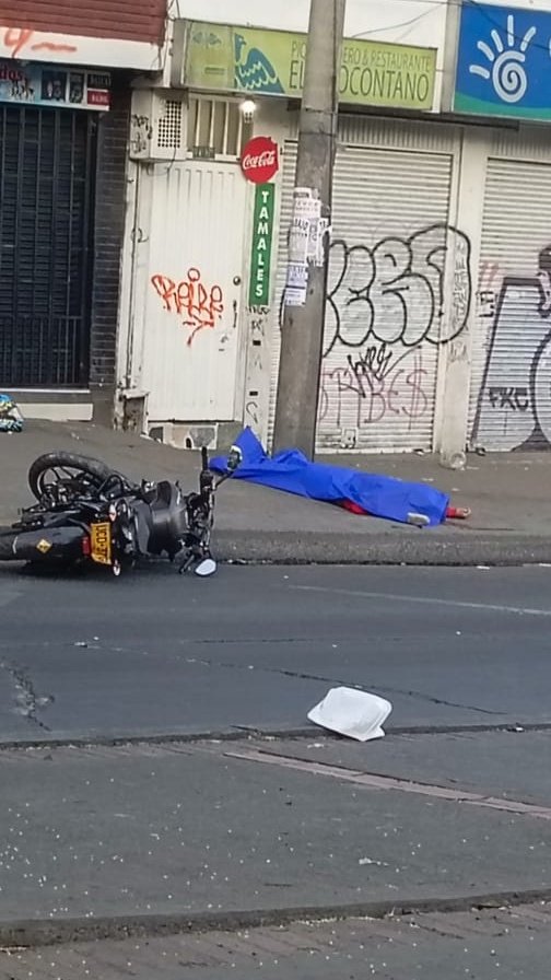 ColombiaOscura's tweet photo. #BOGOTÁ. A tempranas horas de la mañana de este 20FEB se registró accidente en el que motociclista choca contra un poste y lamentablemente pierde la vida. La víctima, de quien se desconoce identidad, transitaba por la vía principal del b/Santa Librada. https://t.co/PSfUh1kPog