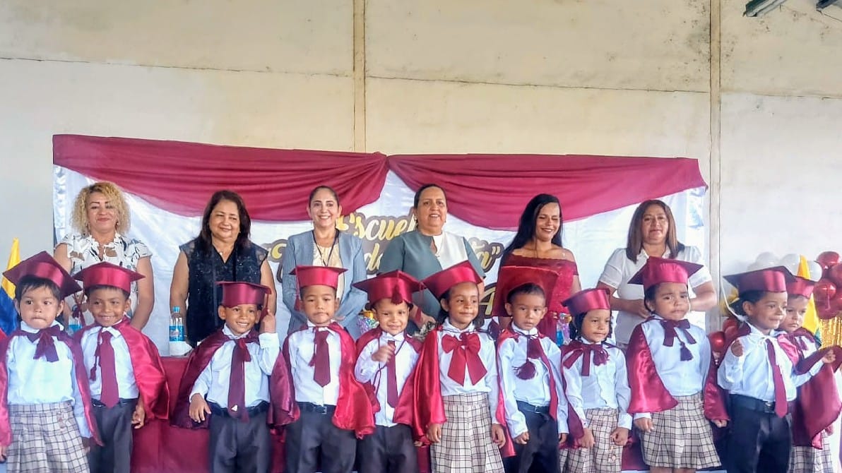 Educación Zona 8 (@educacionz8_ec) on Twitter photo Con emotivas ceremonias de graduación, niñas y niños de Educación Inicial de <a href="/EducacionZ8_Ec/">Educación Zona 8</a> culminan su primera etapa educativa. #ElNuevoEcuador se construye con educación, mediante el desarrollo integral de nuestros estudiantes.
¡Felicidades! 👦🏻👧🏻📚🎒 Con emotivas ceremonias de graduación, niñas y niños de Educación Inicial de <a href="/EducacionZ8_Ec/">Educación Zona 8</a> culminan su primera etapa educativa. #ElNuevoEcuador se construye con educación, mediante el desarrollo integral de nuestros estudiantes.
¡Felicidades! 👦🏻👧🏻📚🎒