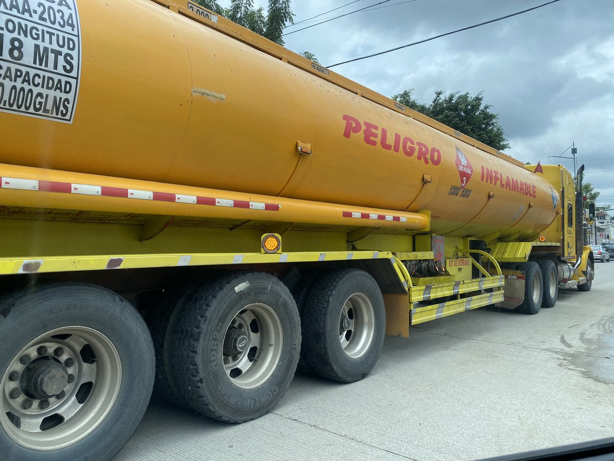 Tráiler obstaculizando el paso en la calle José Luis Tamayo a la altura de la gasolinera Primax, antes de llegar al semáforo de la av. Francisco de Orellana. <a href="/ATM_Transito/">ATM TRÁNSITO</a> <a href="/ATMGuayaquil/">ATM Guayaquil</a>
