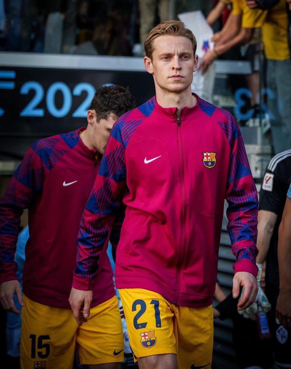 FabrizioRomano's tweet photo. 🚨🧨 Frenkie de Jong on recent reports about plans to leave Barça: “There are lot of fake news on the press. Some of you should feel ashamed, this has to stop”.

“People invented numbers of my salary”.

“I’m very happy at Barça, I hope to stay here for many years”. 💙❤️ https://t.co/hHsKdQCcZo