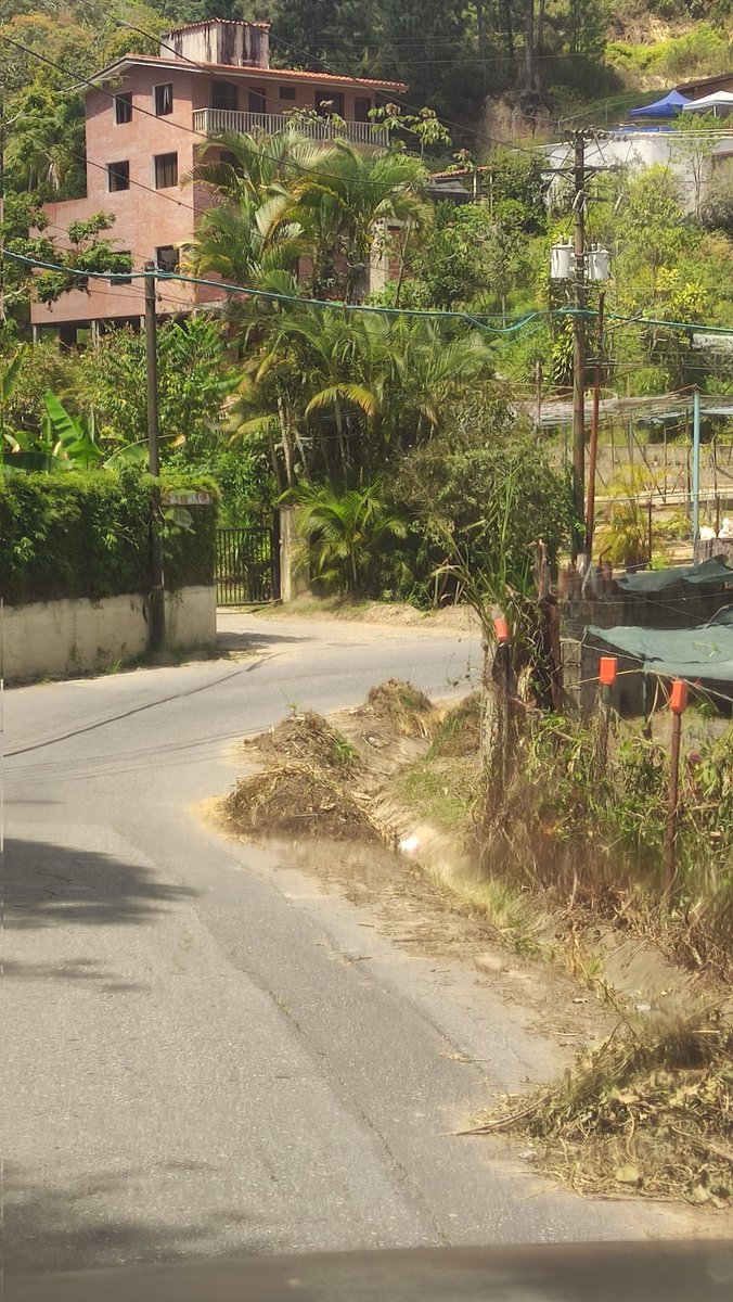 Buenas tardes <a href="/ServiciosEH/">ServiciosElHatillo</a> por favor enviar una cuadrilla vía la unión, hace unos días vecinos limpiaron las cuentas pero la tierra y maleza sigue en la vía  justo en la curva que ya de por sí es un poco peligrosa y los vehículos por esquivar se pasan al otro canal.