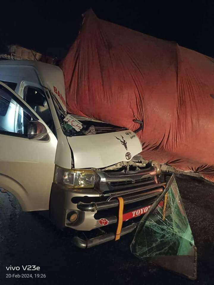 🚨Breaking Alert: Reports Of Major Traffic Accident Near Jhang Bhakkar Border Beyond Bhariri Thal.Collision Between High Roof & Trolley.12 Passengers Injured.