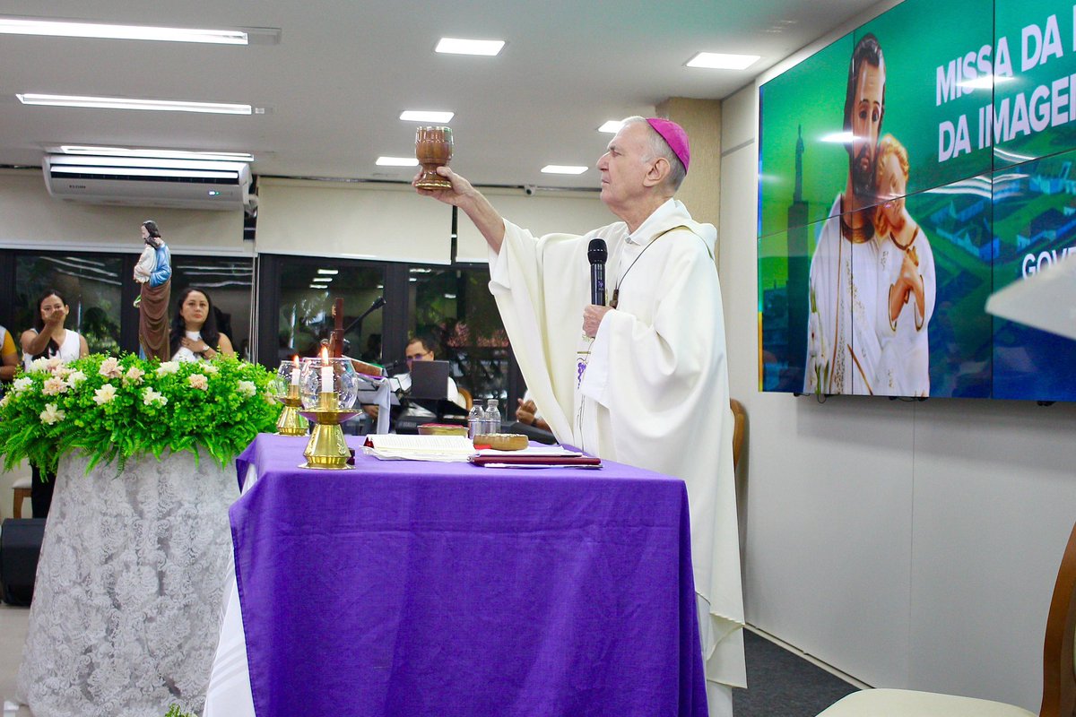 Clecio_Luis's tweet photo. Oi, pessoal! Hoje pela manhã, vivenciamos um momento especial na missa que marca o início da peregrinação da imagem de São José, o padroeiro do Amapá!
#MomentoDeFé #SãoJosé #Padroeiro #Amapá https://t.co/34PHnIgIRM