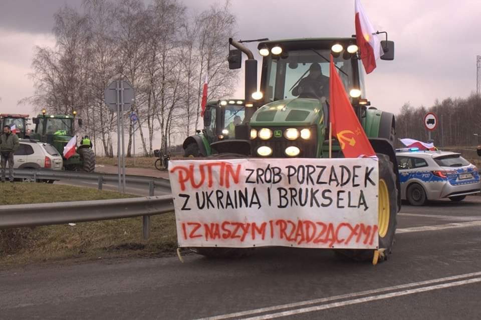 DominikSerwacki's tweet photo. ❗️Mężczyzna, który wywiesił transparent nawołujący do wojny i flagę Związku Radzieckiego został zatrzymany przez Policję. 

Funkcjonariusze i prokuratura prowadzą już wobec niego czynności.

„Nie będzie zgody na takie przestępcze działania” - przekazał szef MSWiA, Marcin Kierwiński. 

Rolnikowi grożą dwa zarzuty:
▪️Art. 256 KK (za sowiecką flagę) 
▪️Art. 117 KK (za nawoływanie i pochwalanie putinowskiej wojny napastniczej)

Brawo 👏