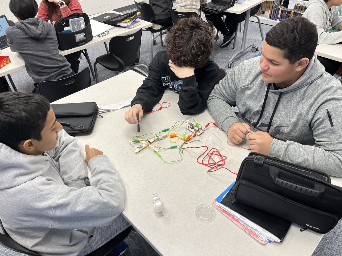 omalley_tracy's tweet photo. As part of the Forces at a Distance Unit, 8th grade science students used a Makey Makey kit, Reed Switches, and magnets to explore how electromagnetism works in electronics.  @CSJHWildcats @D15Schools #LITin15 #Proudtobe15 @makeymakey https://t.co/x65c6AEslp