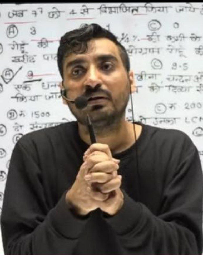 vjkumarkashyap's tweet photo. #upp_pepar_leak
हम तो सालों से मेहनत करके 120 प्रश्न कर पाएं, और यहां लाखों लोग 1 दिन की मेहनत से 150 प्रश्न करके चले आएं। अब हमको भी, लग रहा है हम सालों से मेहनत न करके 1 दिन का मेहनत कर लिए होते तो हम भी 150 प्रश्न करके चले आए होते।
@myogiadityanath
@myogioffice
@Uppolice https://t.co/1WdmCSLnXt