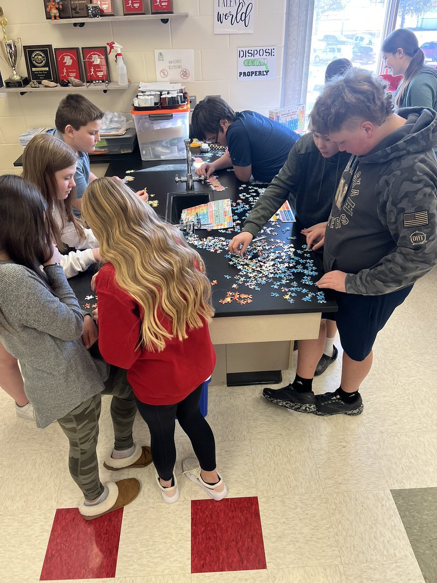 nrubenthaler's tweet image. 🧩A new Periodic Table puzzle has the JH students collaborating towards a common goal. 1,000 pieces…be on the lookout for a picture of the final product!  @GBurgSwedes