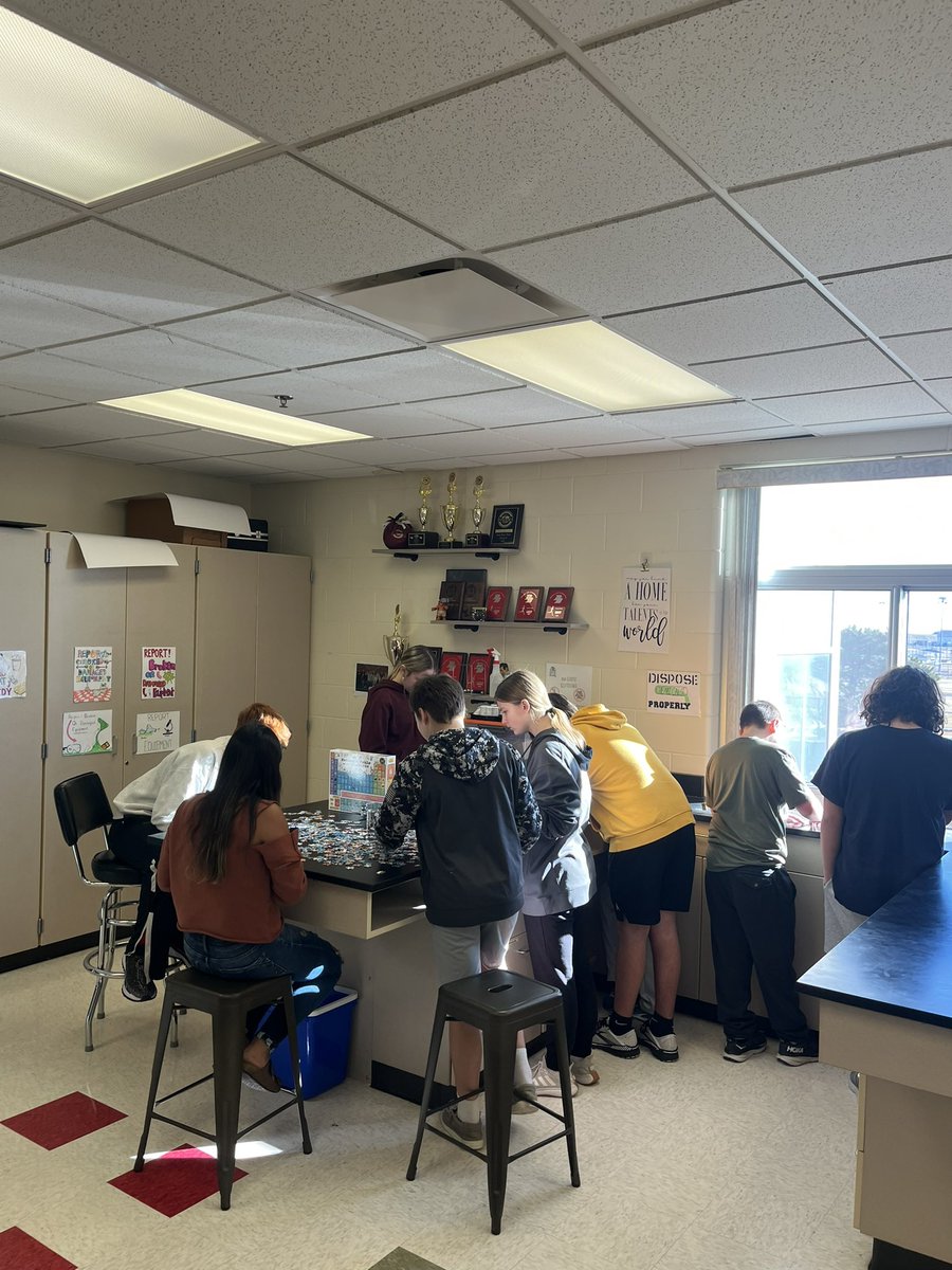 nrubenthaler's tweet image. 🧩A new Periodic Table puzzle has the JH students collaborating towards a common goal. 1,000 pieces…be on the lookout for a picture of the final product!  @GBurgSwedes