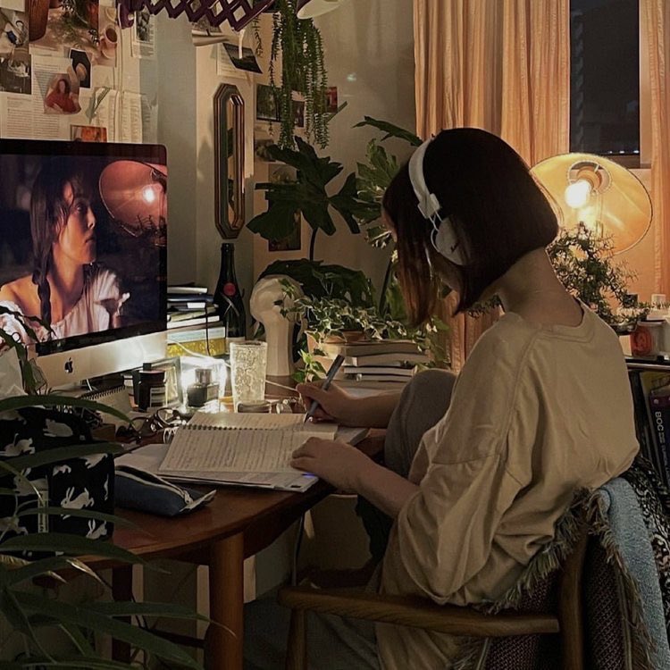 evenings spent studying 🕯️