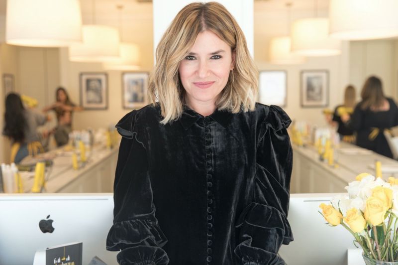 Imagine selling your business for a whopping $255M (🤯👏) after being initially laughed at by investors.

That's exactly what Alli Webb did with Drybar.

How she did it & 5 lessons YOU can apply to your business today 👇

A quick overview:

In 2004, Alli paused her career as a