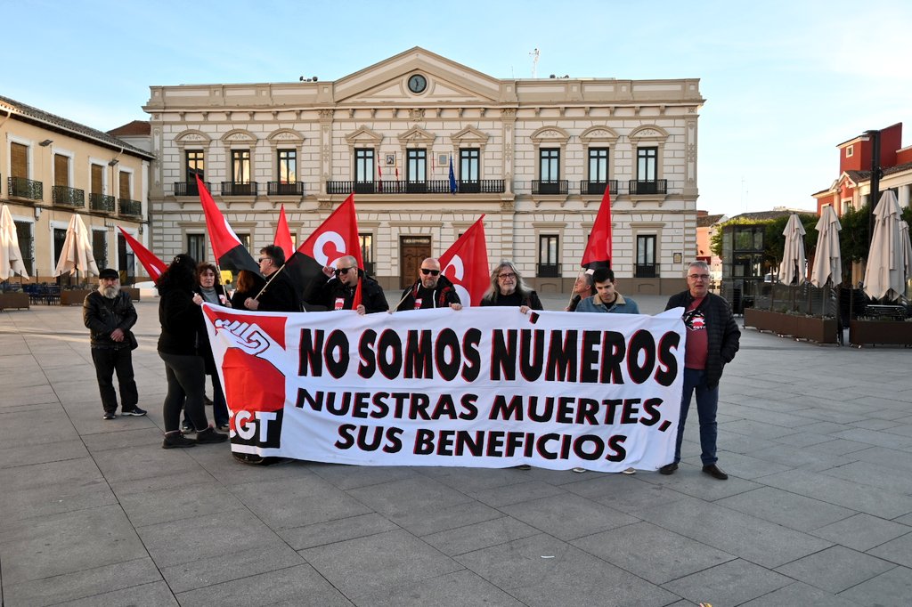 cgtzonasur's tweet photo. SINDICAL | Concentración en #AlcázarDeSanJuan, #CiudadReal
@SovCgt

Según datos del @empleogob en Castilla-La Mancha los accidentes mortales subieron un 4,79%: 33  fallecidas. 

@CGT contra la
#SiniestralidadLaboral
#NoSomosNúmeros https://t.co/GhMDib2qdL