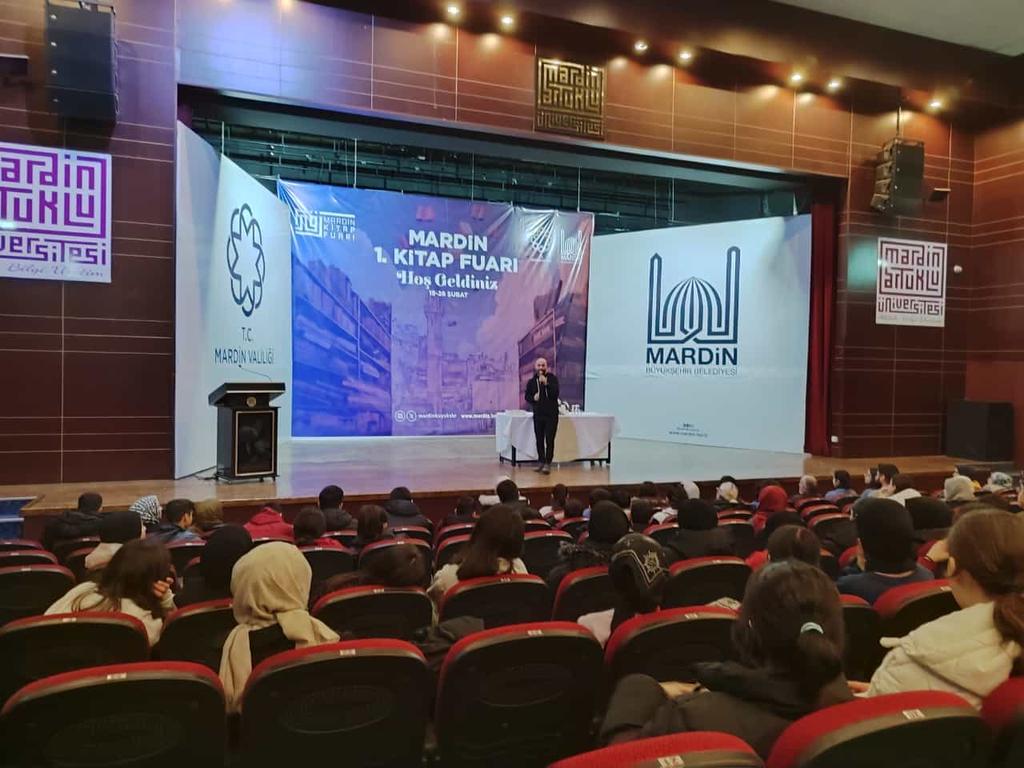 Bugün bölge koordinatörümüz <a href="/salihoglu_vedat/">Vedat SALİHOĞLU</a>, topluluk yönetimimizle beraber Mardin 1. Kitap Fuar alanını gezerek Yazar Kahraman TAZEOĞLU söyleşi programına katıldılar.
Bizlere Vakit ayıran Vedat SALİHOĞLU Başkanımıza teşekkür ederiz.