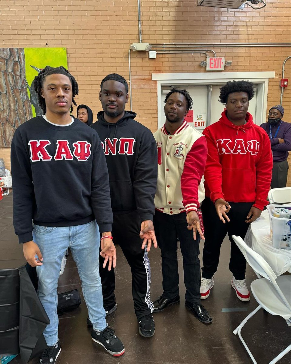 sep_kapsi1911's tweet image. Recently, Brothers Bryson, Hill, Hubbard, and Campbell of the Epsilon Omega Chapter volunteered their services at an independent living facility for senior citizens in Bamberg, SC. 
🔄 @earthquakenupes
#kapsi1911 #sepkapsi1911 #5thobjective