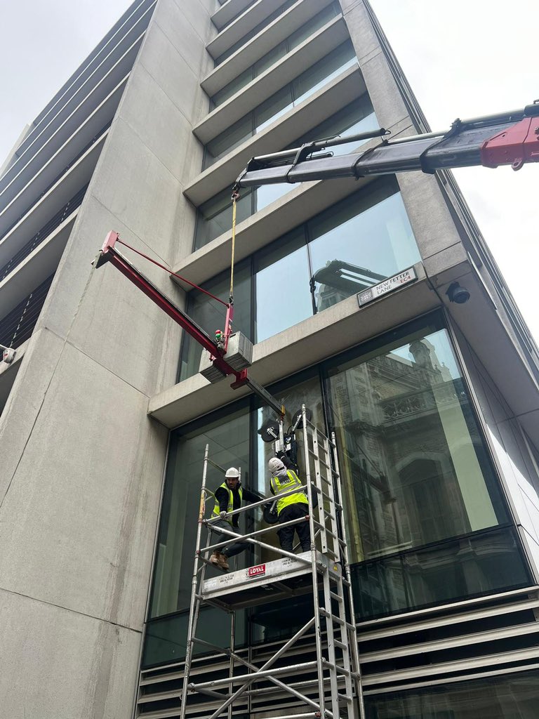 Assisting a long standing customer with glass installation under CPA Contract Lift Conditions where ground bearing pressures were a factor.. However, by utilising some connectable matting we reduced  the loadings within the permissible range and completed works to schedule! 😊 🏗️
