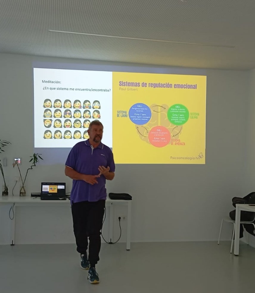 IEplena's tweet photo. Magnífico fin de semana de formación en el Máster de Mindfulness y Equilibrio emocional @InfoUMA Conociendo mindfulness y la psicobiologia con Paqui Vera y Juan Manuel Manzaneque, la aplicación de PINEP en entornos educativos con Lawrence Body, y el tiro de arco con Miguel Soler https://t.co/Vzapd92FpX