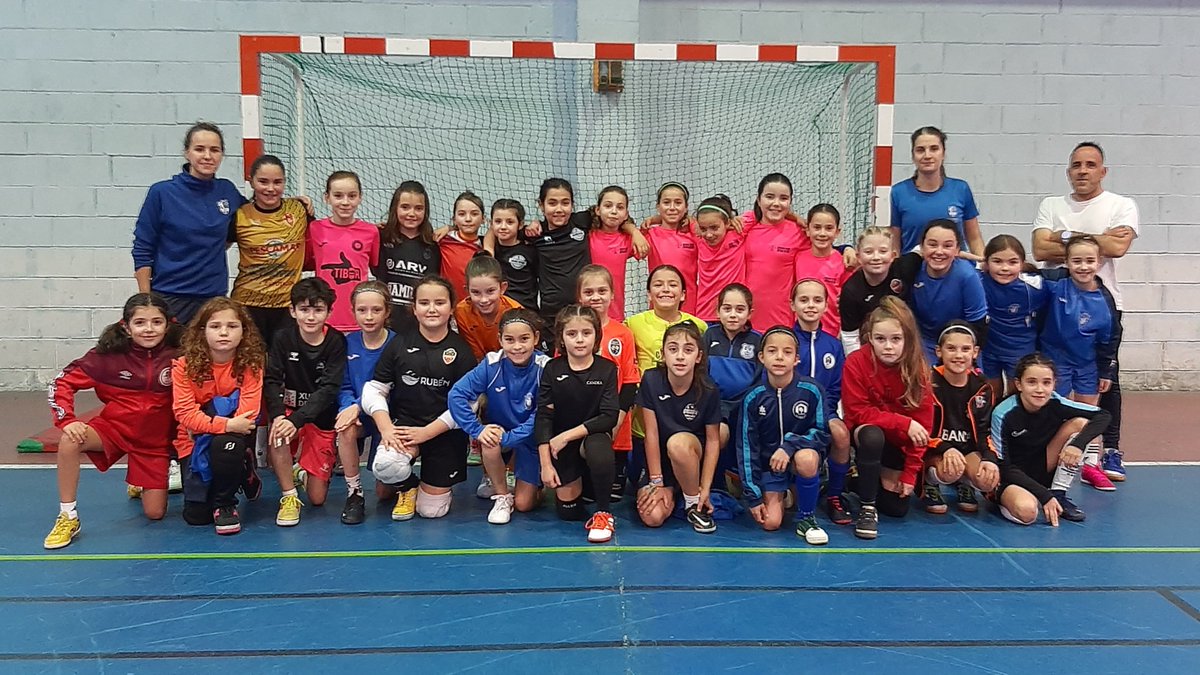 ✍️ Día para anotar na 𝑯𝑰𝑺𝑻𝑶𝑹𝑰𝑨 do futsal galego

😍 Primeiro adestramento da Selección Galega  𝗦𝗨𝗕𝟭𝟬 𝗙𝗘𝗠𝗜𝗡𝗜𝗡𝗔 ♀️ 

💙 A seleccionadora, Belén Feal, iniciou hoxe os grupos de pre-selección de cara ao Campionato de España da categoría

#SelecciónGalega
