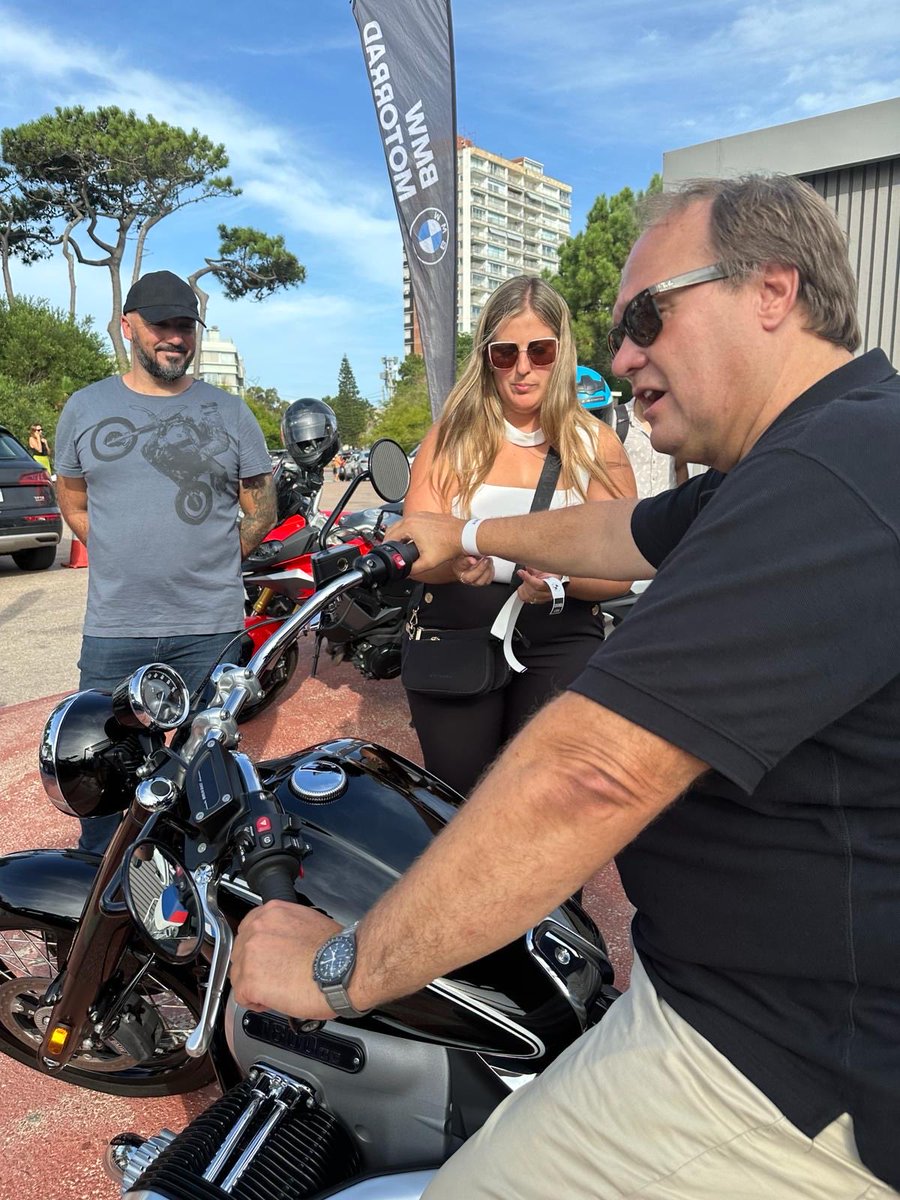 Lo sabias? Los motos #BMW son hechos en #Berlin
Así #BerlinBuilt  🇩🇪 para gozar 🇺🇾
Máquinas maravillosas como esta grande de 1800ccm. Tecnología de punta. Puro placer. Gran sonrisa 😊 
⁦<a href="/puntadeleste/">Punta del Este</a>⁩ 
<a href="/compresidencia/">Presidencia Uruguay</a>⁩ ⁦@MRREE_Uruguay⁩ ⁦⁦<a href="/CamturUruguay/">CAMTUR Uruguay</a>⁩