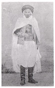 ❝[Moqrani] vit beaucoup sous la tente, [...] passe la belle saison à Médjana pays apprécié pour sa fraicheur en été; l'hiver, il émigre à Oued Sahel connu pour
douceur climatique, pour s'installer plus exactement à
Tazmalt, qui veut dire la Smala en kabyle.