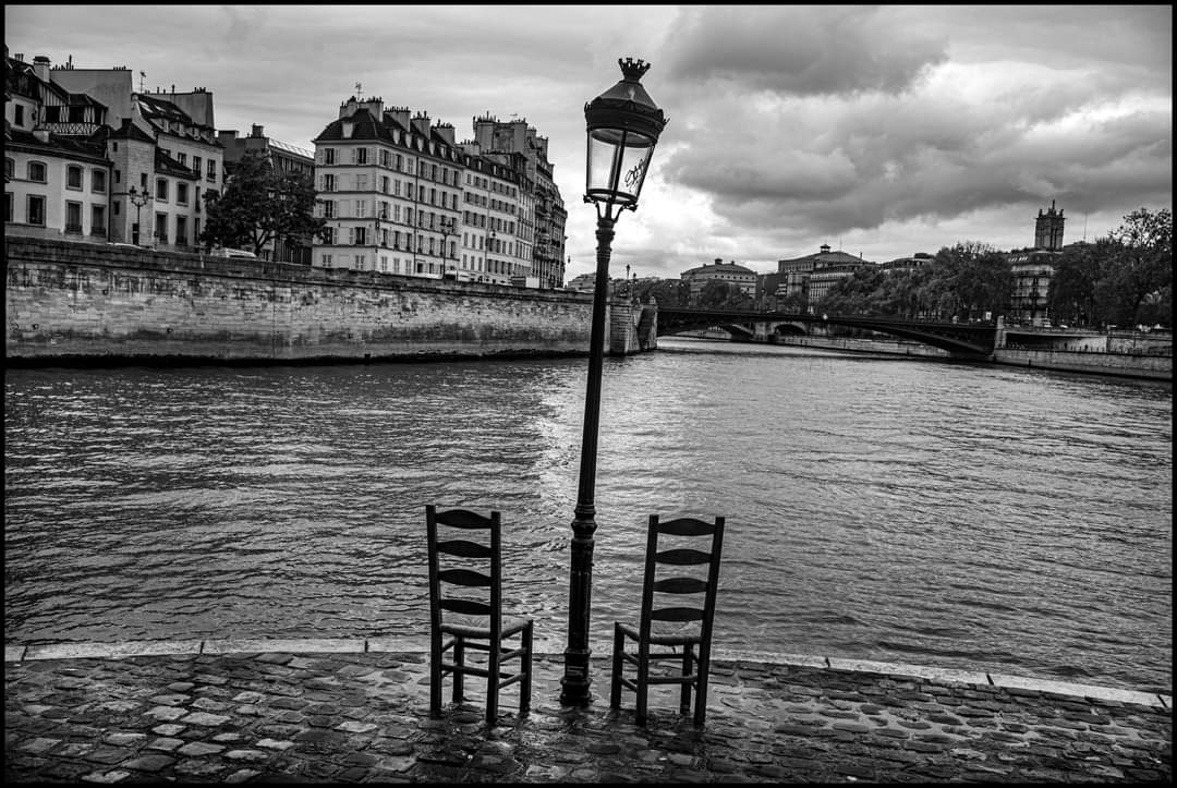🎶... And don't despair for the empty chair...🎶
© Péter Turnley
#Paris
#blackandwhitephotography