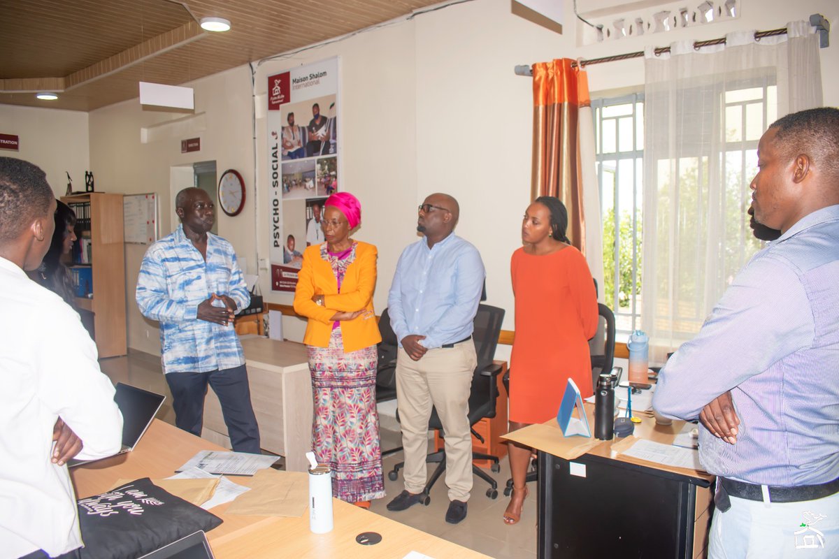 Maggy a eu la joie de recevoir @AdviserAdaDieng à @Maison_Shalom. Il a rendu visite à @ESAK_Rwanda et a partagé des échanges inspirants avec le personnel et les apprenants en formation professionnelle sur son travail au service de l'humanité. @GbikpiRuth @ABC_RDBM