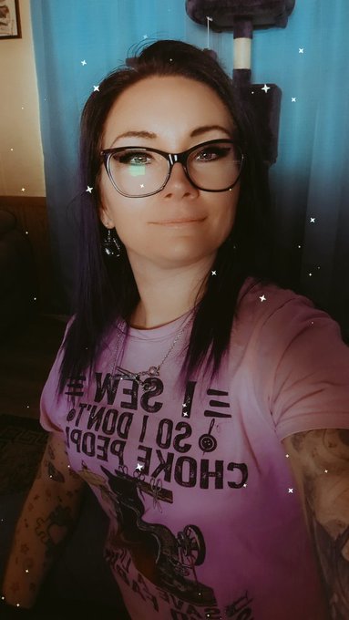 "I sew so I don't choke people" t shirt. I love it 😁👋 https://t.co/P2KuecNaH5