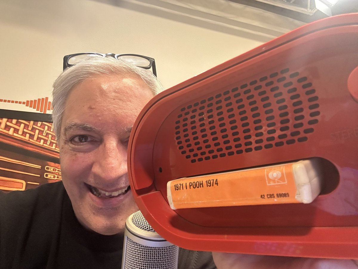 Fabio_Martini_'s tweet photo. Oggi in diretta su @rtr99_official con le canzoni ma anche con il portatile per ascoltare le grandi cassette Stereo 8. Ricordi bellissimi. Si chiamava Stereo 8 Baby andava a batterie ed era pesantissimo. #ricordi #musica #stereo8 #rtr99 https://t.co/9RJ6OlHS1N