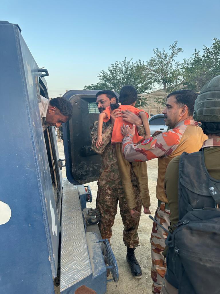 qazi1101's tweet photo. میں، فھد حسین قاضی، پاکستان اور اس کے عوام کو دل سے پیار کرتا ہوں۔ میرا دل ہمارے بہادر پاکستان فوج کے لئے فخر سے دھڑکتا ہے۔ ہمارے بہادر سپاہیوں کو جو ہمارے ملک کی حفاظت کرتے ہیں، بہت سارا پیار اور احترام بھیجتا ہوں۔
#LoveForPakArmy #State #Pakistan #WeLoveYou
@peaceforchange https://t.co/7W0FCMVMQm