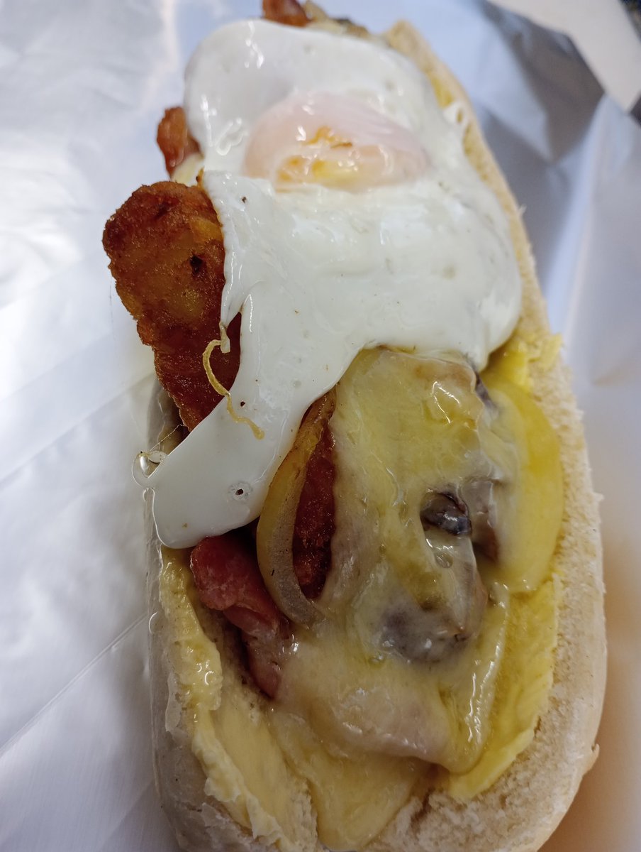 Sausage, bacon, hash browns, fried onions, melted cheese and fried egg. You want it? We can do it. #thesnackstop #callington #takeaway #cafe