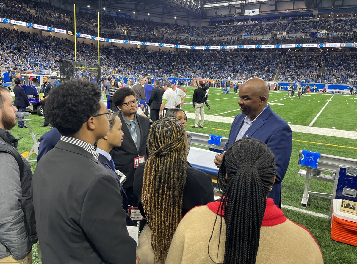ruffinzo's tweet image. Blessed for the opportunities like these! Covering the Lions Thanksgiving game with NBCU ACADEMY🤍💙