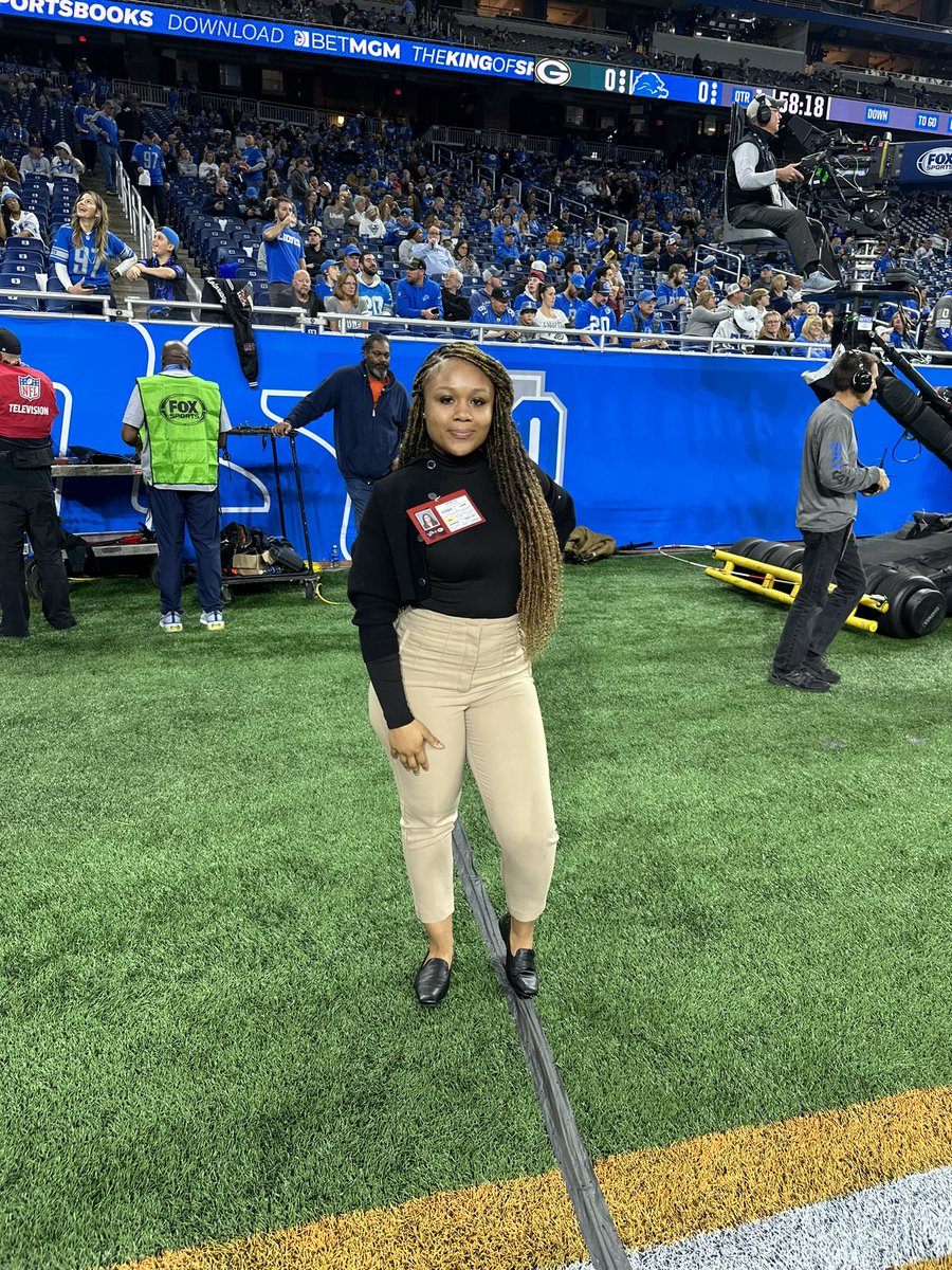 ruffinzo's tweet image. Blessed for the opportunities like these! Covering the Lions Thanksgiving game with NBCU ACADEMY🤍💙