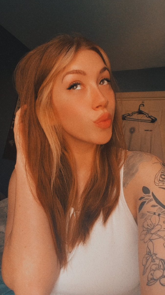 yourfav__milf's tweet photo. Bored? See my link in my bio 🥰😘 https://t.co/BriOSRda1e