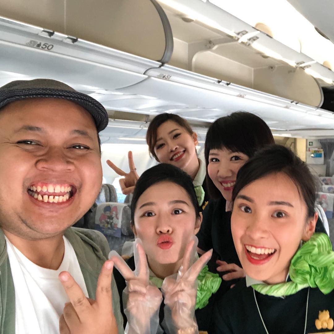EVAAirUS's tweet photo. Cheers to the incredible crew at EVA! Your dedication and hard work make every journey extraordinary. Thank you for ensuring our flights are safe, smooth, and filled with warm smiles. We appreciate you! ✈️🙌 

📸: @ihikhi

#EVACrew #evaairways #flywithEVAAIR #weflyevaair https://t.co/8jdLzgGsJP