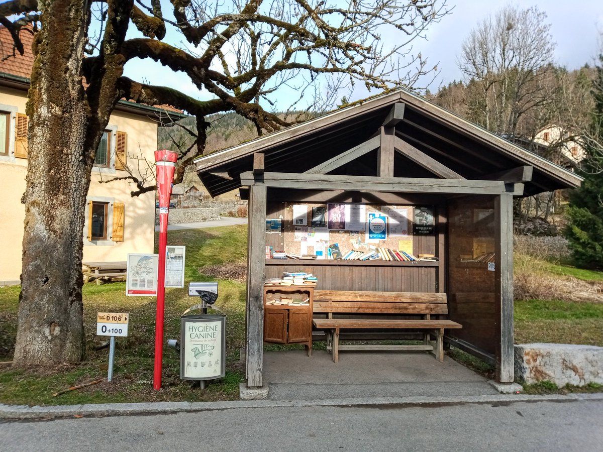 BoitesLivresGre's tweet photo. A Arâches-la-Frasse (74), quand on attend son bus, on ne s'ennuie pas. On a forcément un bon livre sous la main. https://t.co/MjOIrMbLom
