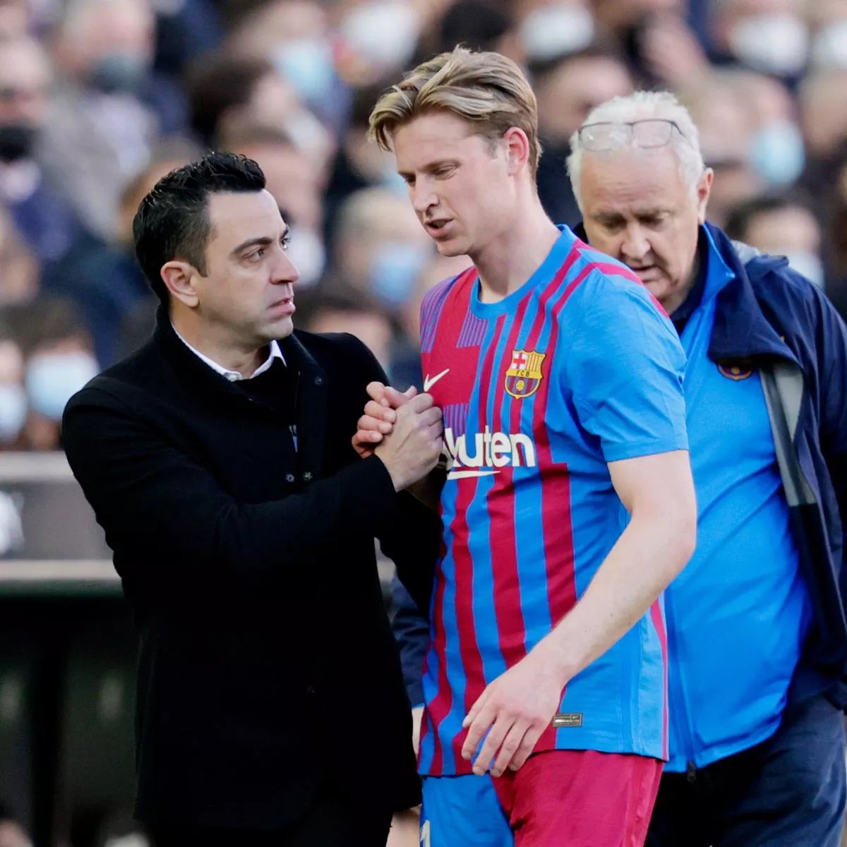 FabrizioRomano's tweet photo. 🔵🔴 Xavi: “Frenkie de Jong has said what he felt in the press conference. I know that he’s happy here at Barça”.

“I think that he can stay here for many years to come”. https://t.co/bTvMQg7onE