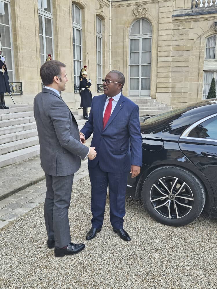 En visite de travail à l'Elysée cet après-midi, je remercie le Président @EmmanuelMacron pour son accueil chaleureux et la qualité des échanges portant sur le renforcement des relations bilatérales entre la #GuinéeBissau et la #France.