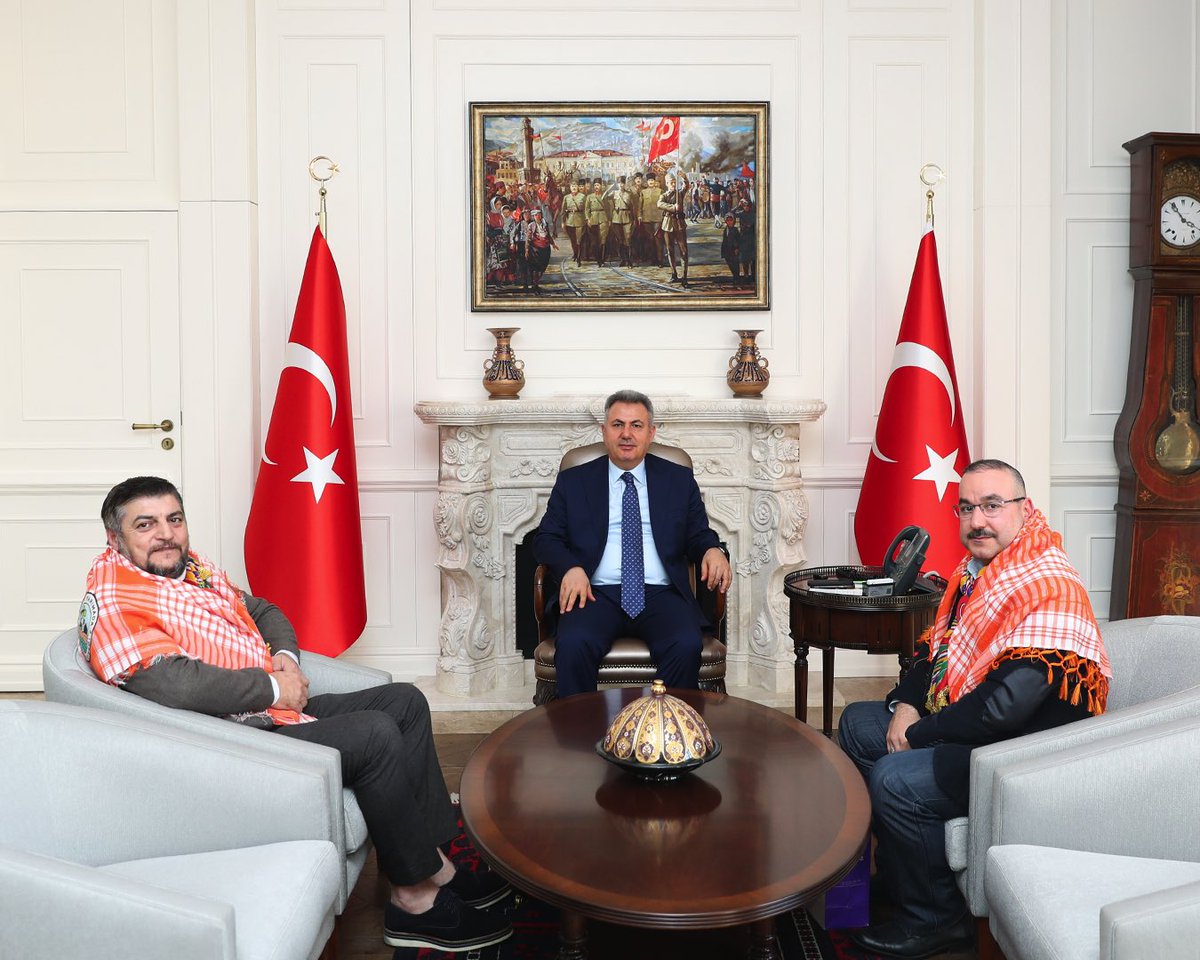 İzmir Yarımada Yörükler Derneği Başkanı Ayhan Alp ve Başkan Yardımcısı Nihat Çağan, Valimiz <a href="/drsuleymanelban/">Dr. Süleyman Elban</a>’ı ziyaret etti.