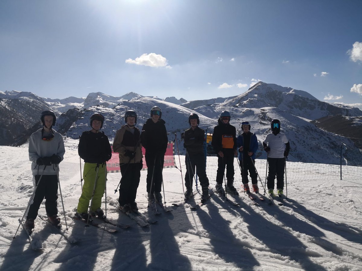 LongFieldMelton's tweet photo. Time for some more ski trip photos! 🎿 @satrust_ @meltontimes https://t.co/437ISUKEQ1