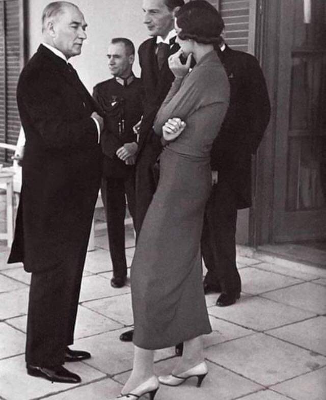 mustafozkann's tweet photo. 1-Başkomutan Mustafa Kemal Atatürk'ün 
80 küsür sene önce tenis maçı izlerken fotoğrafı var, yüzerken fotoğrafı var, sahilde kumda otururken, kürek çekerken, at binerken, konser izlerken, zeybek oynarken, dans ederken, heykel incelerken fotoğrafı var... https://t.co/94ZlizeNFz