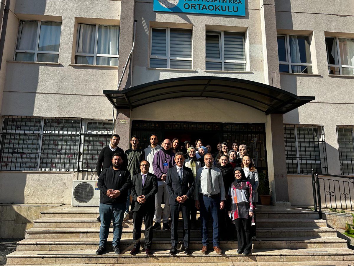 esenlerkym's tweet photo. İlçe Kaymakamımız Sayın Süleyman ÖZÇAKICI, Şehit Hüseyin Kısa Ortaokulunu ziyaret ederek öğretmen ve öğrencilerimizle bir araya geldi. https://t.co/xtwpUowb2q